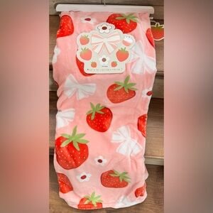 Cute 🥰 Pink Plush Throw Blanket with a Strawberry 🍓 & Bows 🎀 Pattern 50" x 70"